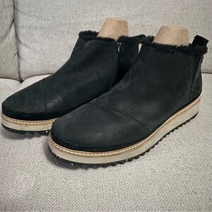Toms Marlo Water Resistant Black Ankle Boots with Faux Fur Lining Size 10 EUC